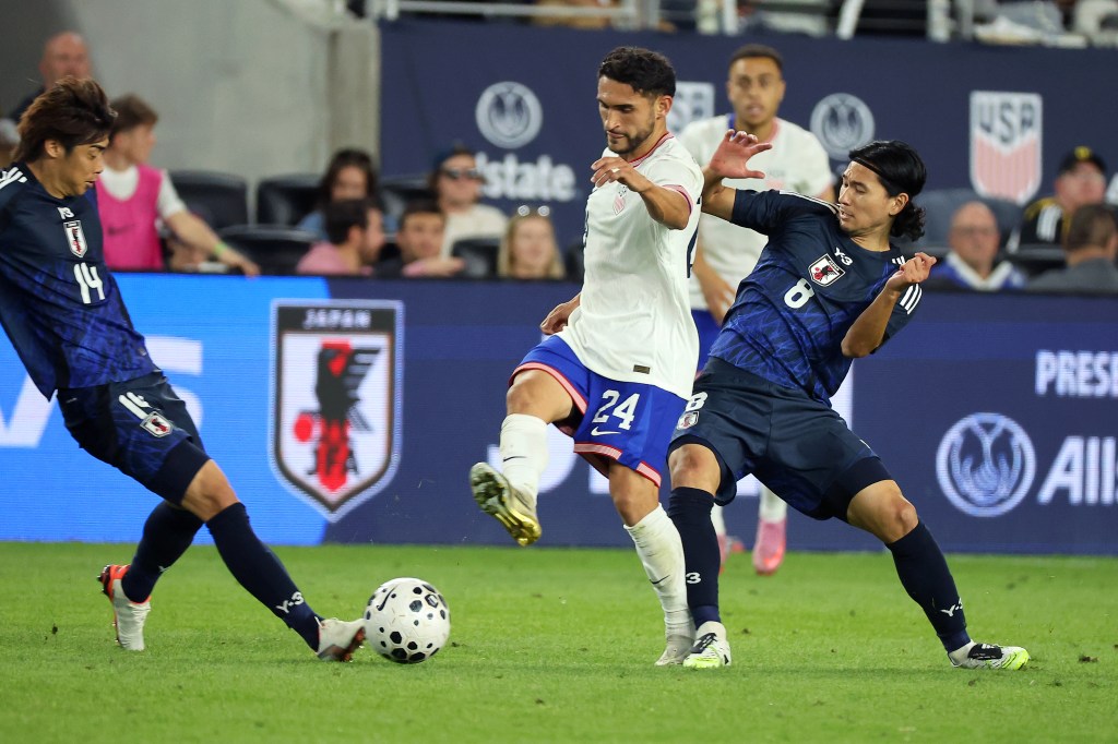 USMNT midfielder battles Japan's Takumi Minamino