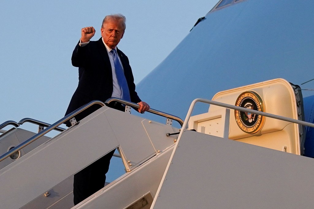 Trump boards Air Force One