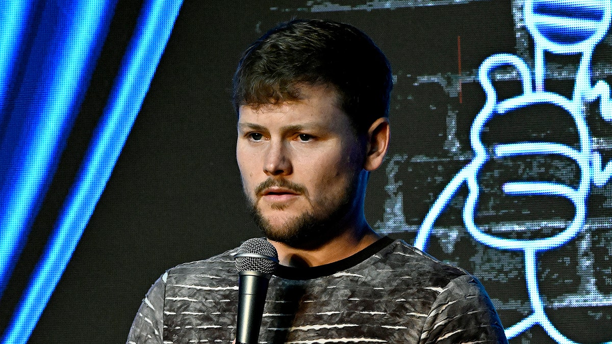 Comedian breaks down in tears as crowd saves man's life during Spokane stand-up show