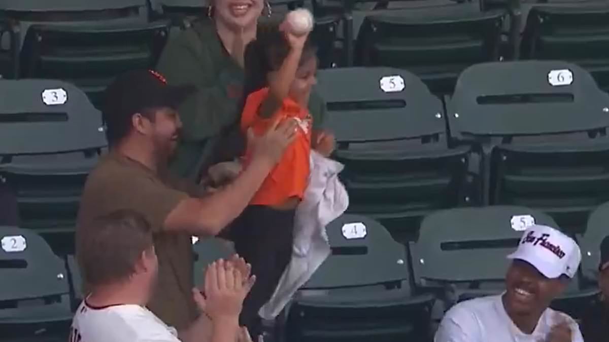 Giants highlight fan handing home run ball to child, jab at 'Phillies Karen'