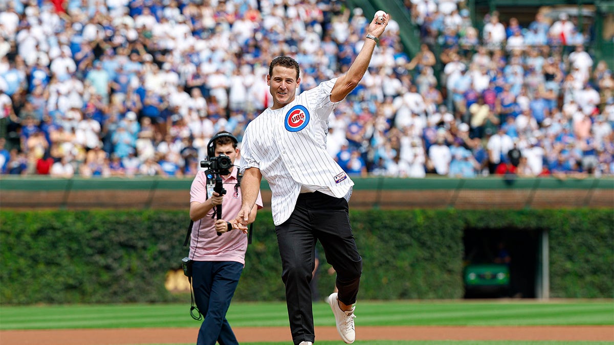 Anthony Rizzo drops home run ball at Wrigley, quips 'That's why I'm retired'