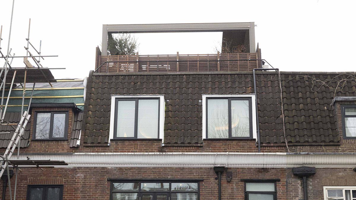 Chelsea townhouse rooftop pergola forced to come down after planning ruling