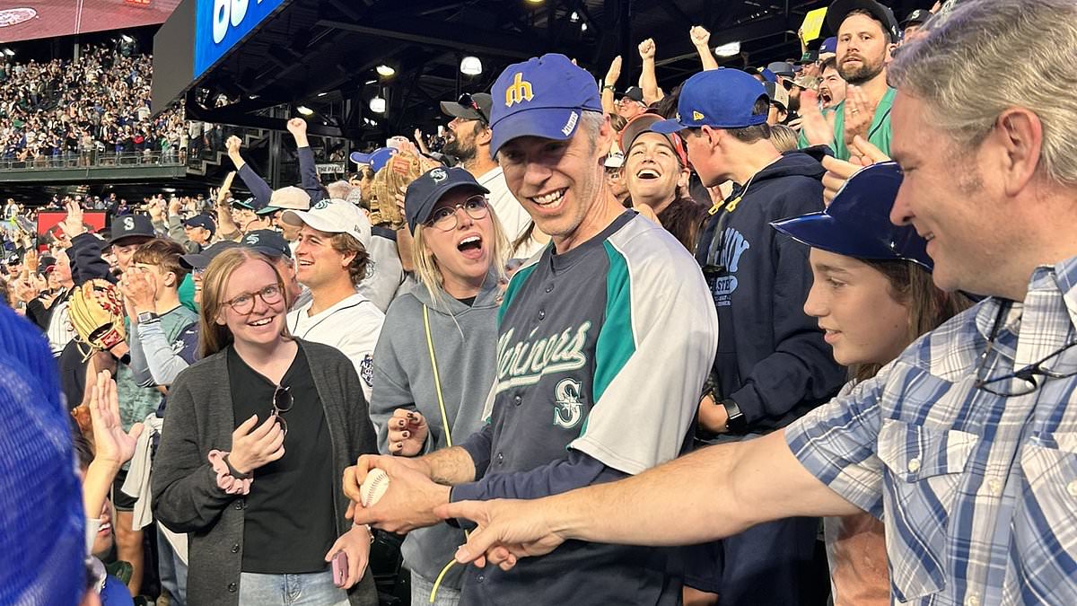 Mariners fan who handed Raleigh's 60th homer ball could fetch six figures at auction