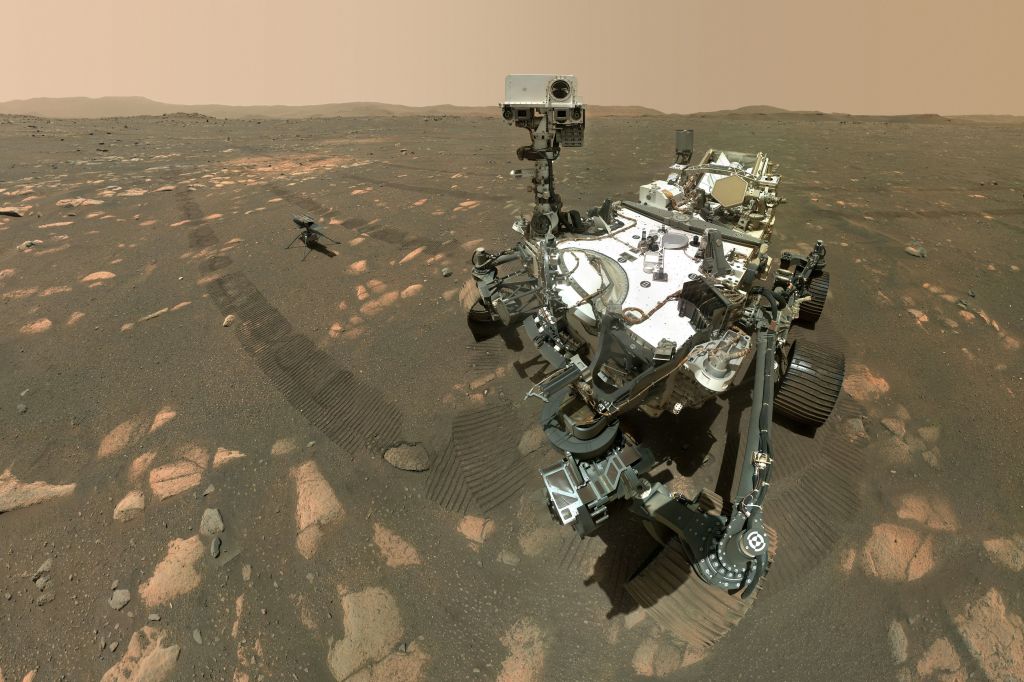 Camera located end rover's long view
