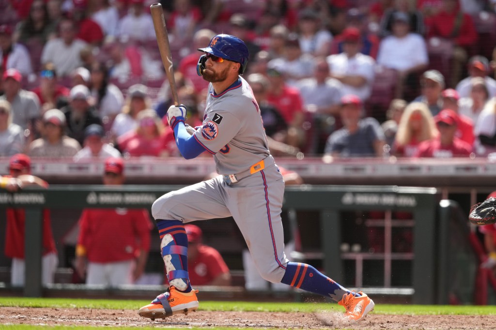Brandon Nimmo hits a ninth-inning single during the Mets' rally attempt