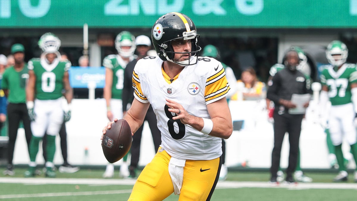 Aaron Rodgers throws four touchdowns in Steelers debut, beats former team 34-32 at MetLife