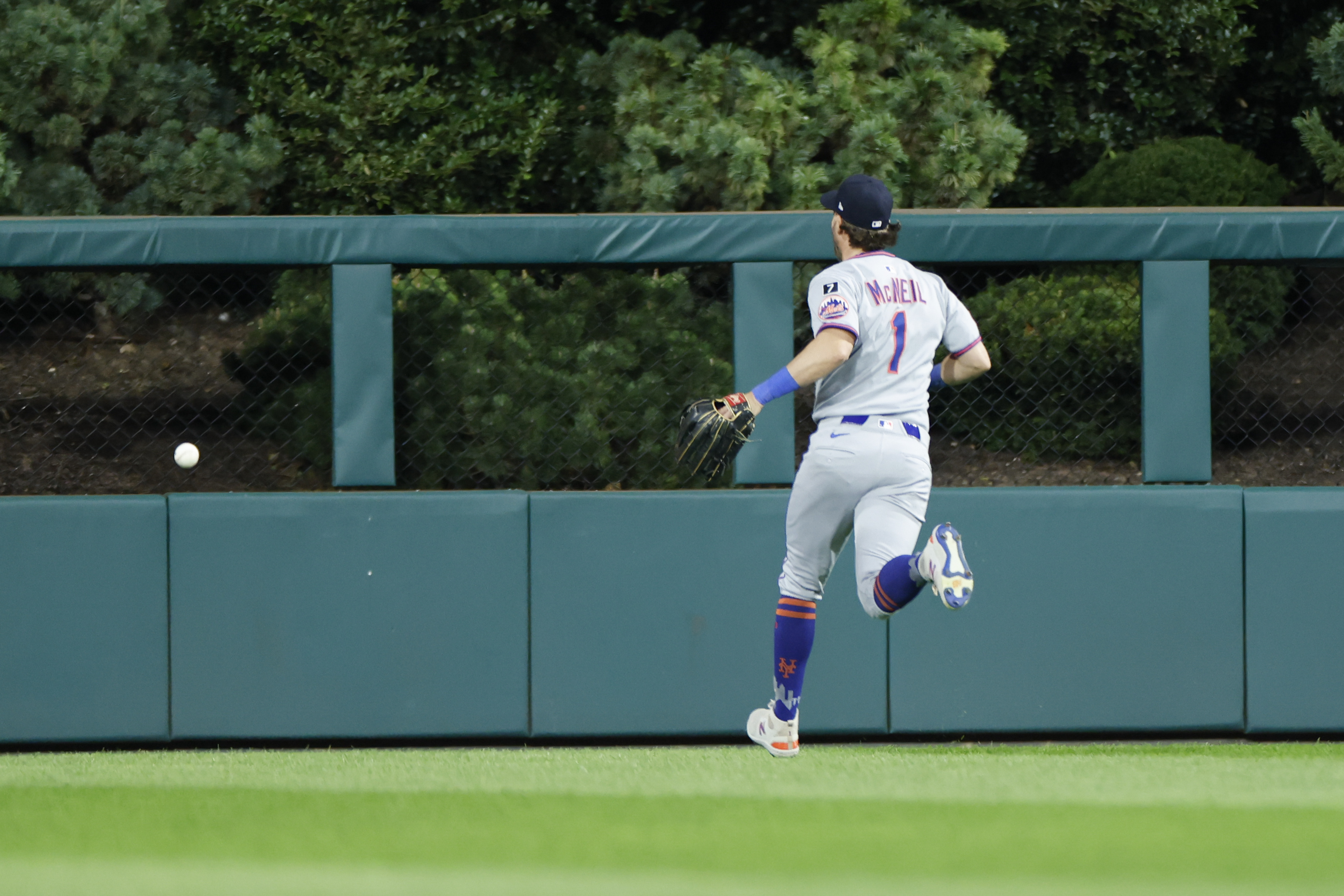 Mets chase a Phillies hit