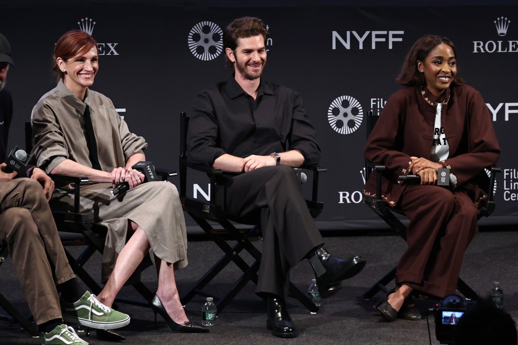 Julia Roberts and Andrew Garfield with Ayo Edebiri during After the Hunt press</br>circle