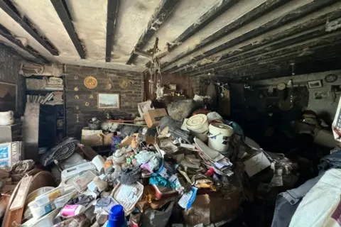 Three-bedroom Nantlle home cluttered with rubbish set for £38k online auction