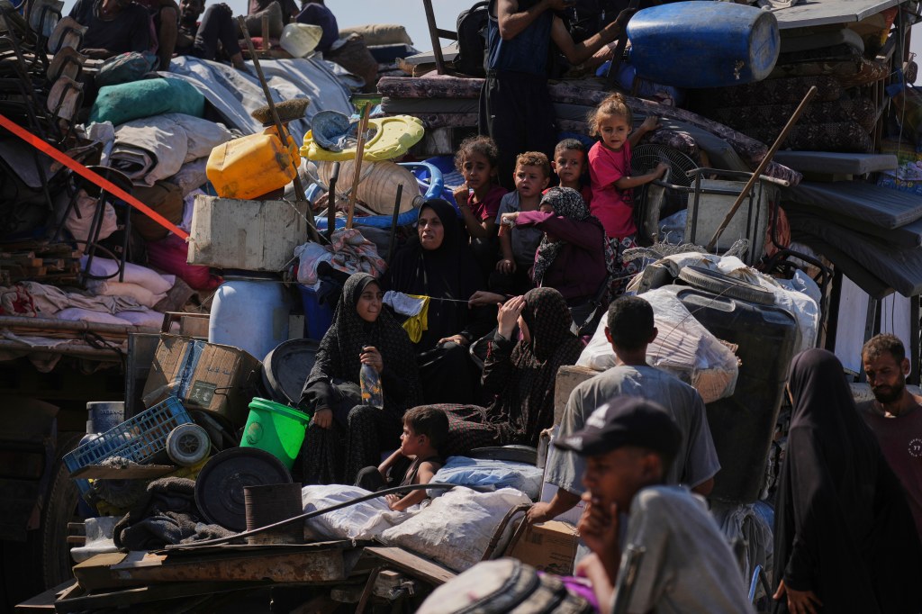 Displaced Palestinians flee Gaza City
