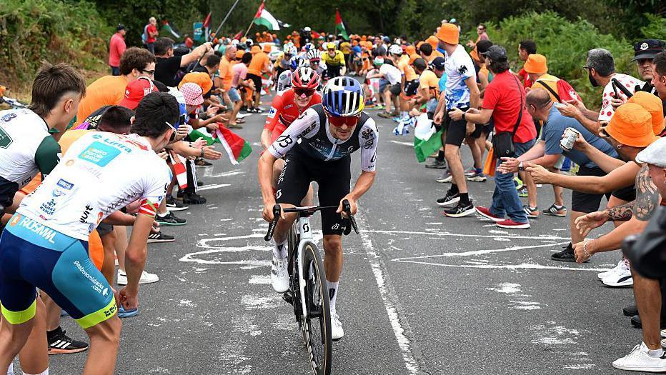 Pidcock worries for riders as pro-Palestinian protests disrupt Vuelta a Espana