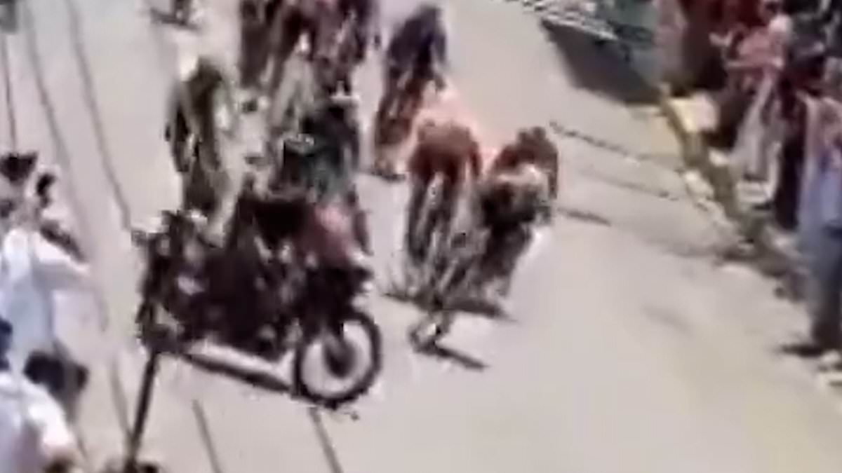 Police motorcycle cuts across sprint at Vuelta a Venezuela, triggering pile-up