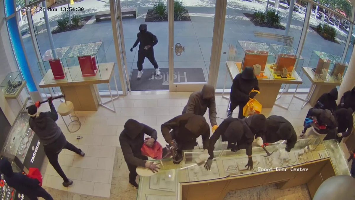 california-jewelry-store-armed-robbery-001