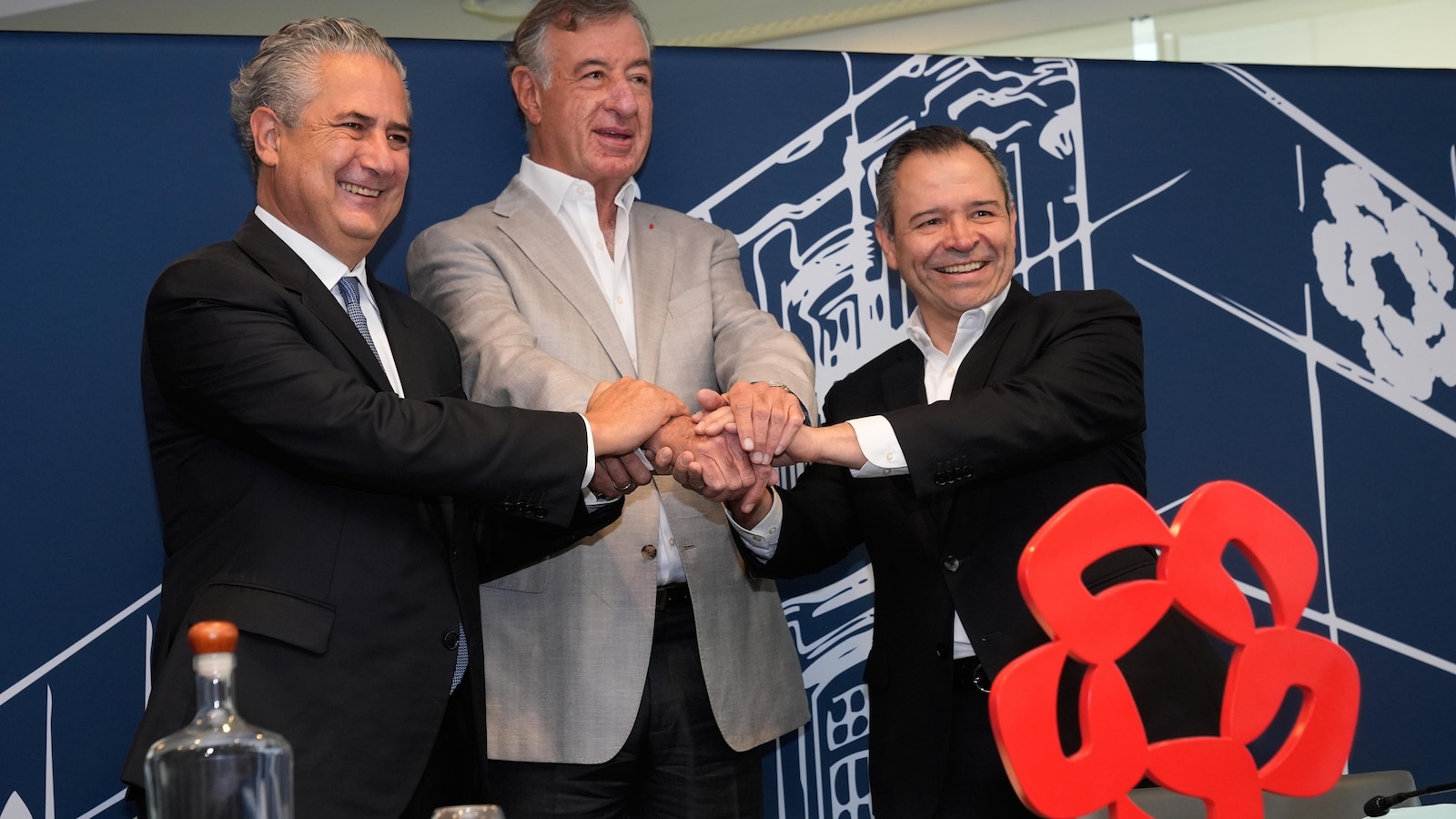 Billionaire's $2.3 billion Banamex stake signals confidence in Mexico's economy