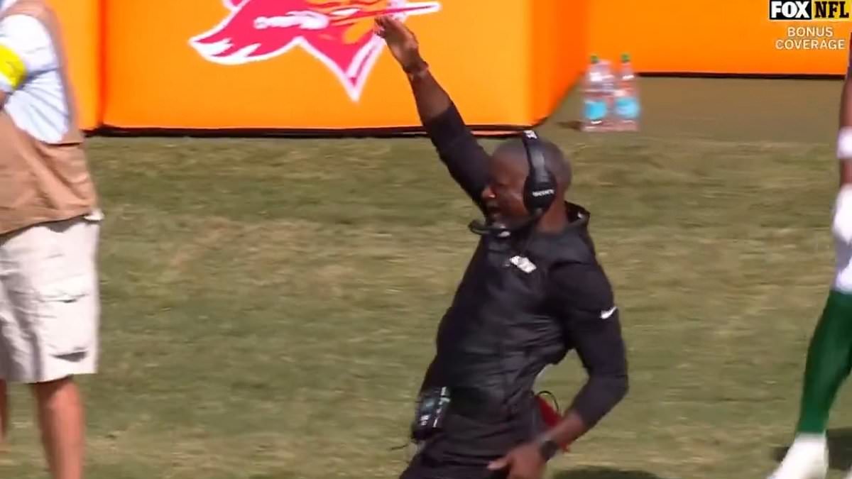 Jets' Aaron Glenn mocked for sideline dancing as 0-3 Jets fall to Buccaneers 29-27