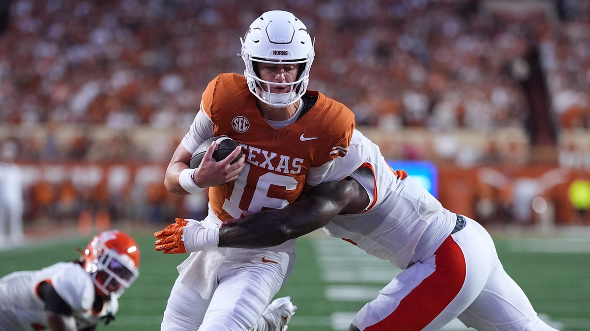 Arch Manning on the field