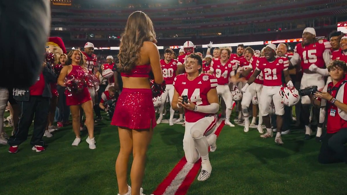 Nebraska tight end proposes to cheerleader on field after first collegiate touchdown